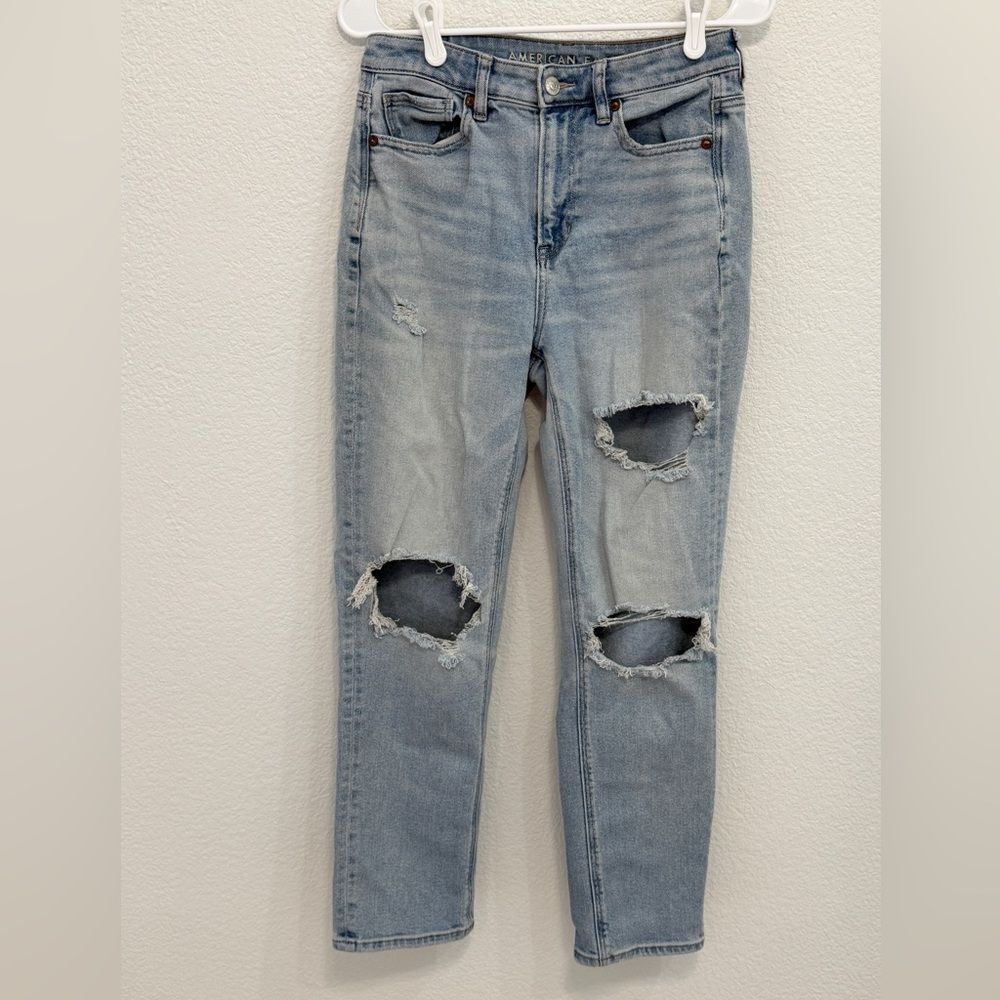 American Eagle Mom Straight Jeans Light Wash Distressed Ripped Size 4‎ Regular